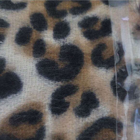 Soft and cozy animal print scarf - Picture 6 of 7